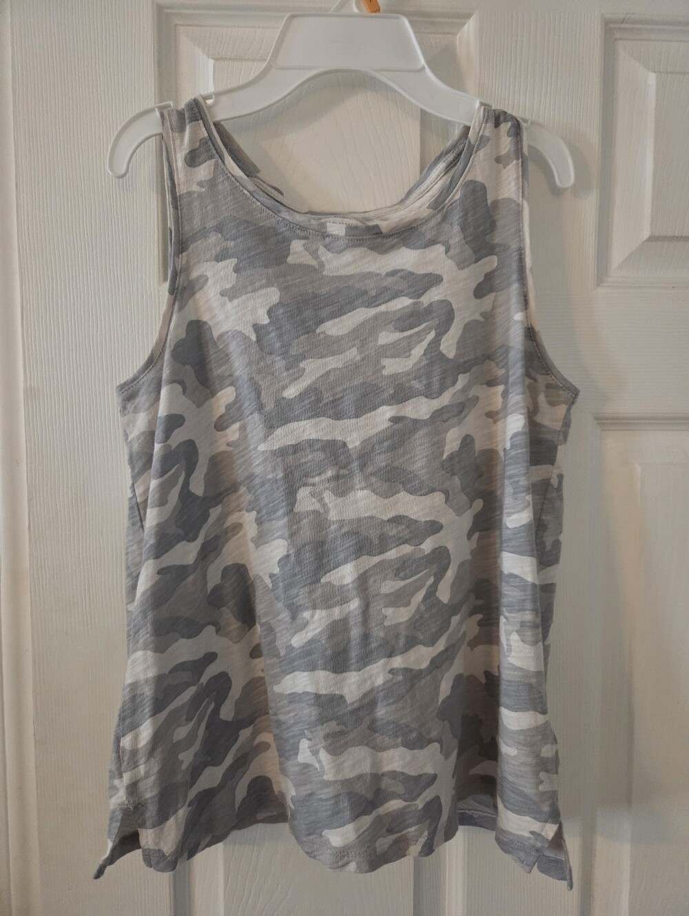Old Navy Women’s Gray Camo Sleeveless Tank Top